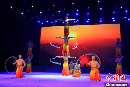 杂技《多彩炫—圈技》。 史玉江 摄 杂技《多彩炫—圈技》。 史玉江 摄