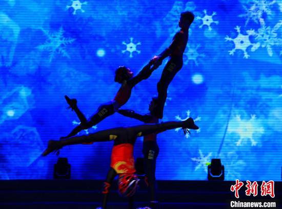 演出中的平衡车技、顶碗、柔术等节目惊险刺激。 史玉江 摄 演出中的平衡车技、顶碗、柔术等节目惊险刺激。 史玉江 摄