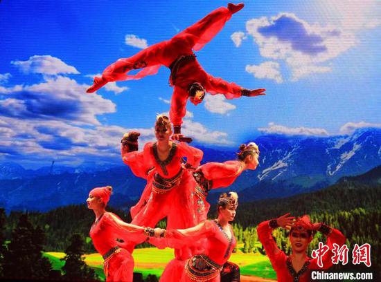 杂技《高原欢歌—女子造型》。 史玉江 摄 杂技《高原欢歌—女子造型》。 史玉江 摄