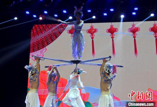 演员们为观众献上了惊险刺激的表演,赢得阵阵喝彩。 史玉江 摄 演员们为观众献上了惊险刺激的表演,赢得阵阵喝彩。 史玉江 摄