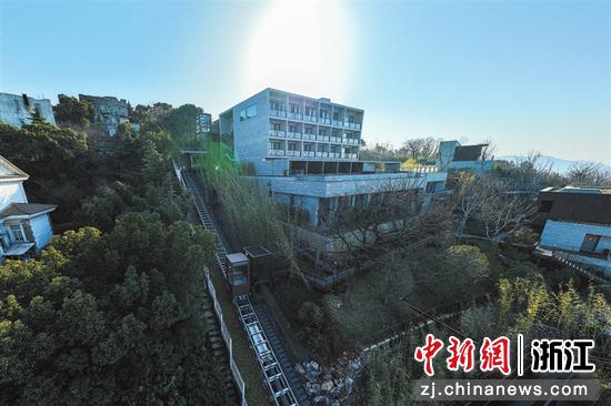 湖州首台斜行电梯  伊凡 摄