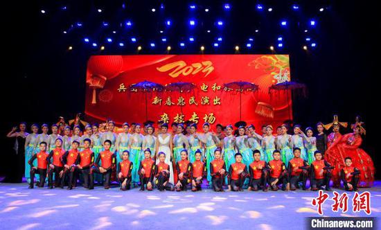 手技、柔术、转碟、魔术、滑稽等表演让观众领略了新疆兵团杂技的魅力。 史玉江 摄 手技、柔术、转碟、魔术、滑稽等表演让观众领略了新疆兵团杂技的魅力。 史玉江 摄