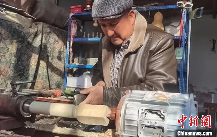 新疆木雕手艺人的新年愿望：增添新设备“扩产能”