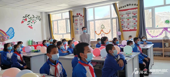 2月1日，温宿县博孜墩柯尔克孜族乡小学正式开学上课。曾亚军 摄