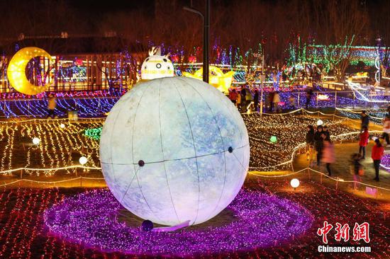 1/6
1月31日晚，在贵州省贵阳市白云区蓬莱仙界·蘑力小镇举行的彩灯艺术节吸引民众前来观赏。瞿宏伦 摄