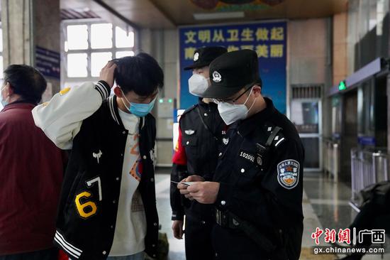 图六:韦柳生为群众解决难题。陈思安摄
