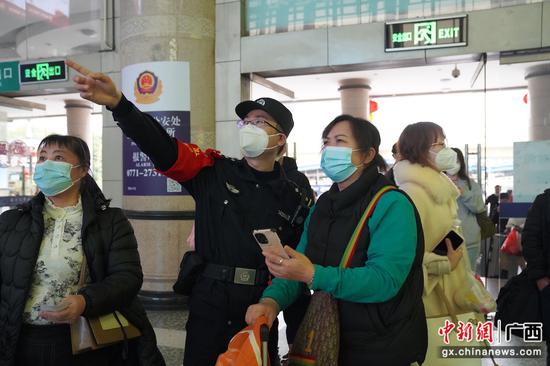 图四:韦柳生为旅客指路。陈思安摄