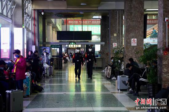 图五:韦柳生和同事在候车室内巡逻,维护站内秩序。陈思安摄