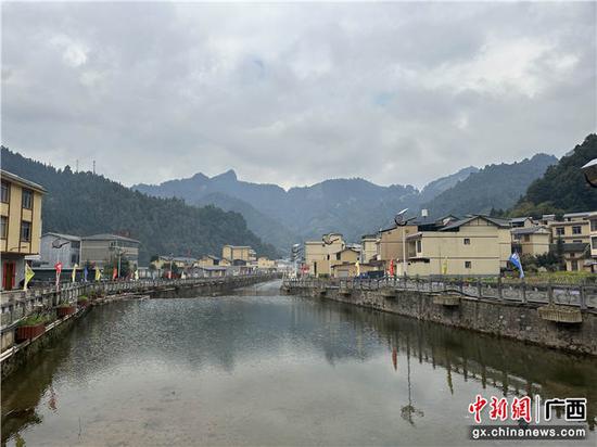 依山傍水的长垌村。陶振英 摄 依山傍水的长垌村。陶振英 摄