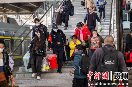 看到行李较多的旅客，潘广杰便上前搭把手。