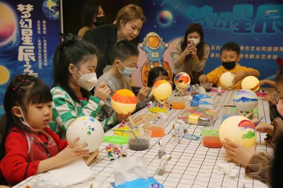 孩子们手绘星球灯 天津市群艺馆供图
