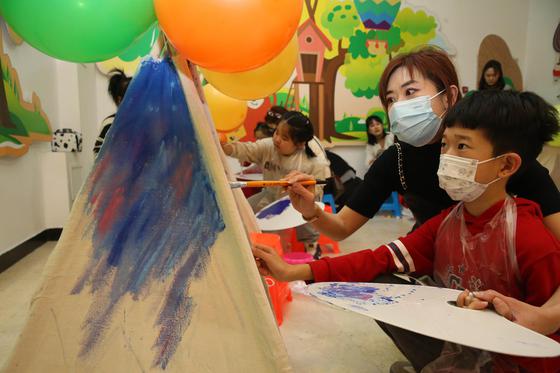 孩子们体验彩绘帐篷 天津市群艺馆供图