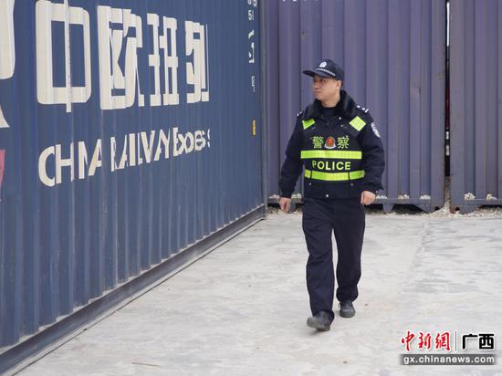 元宵节,民警陆贵安检查列车集装箱 王昌昱摄 元宵节,民警陆贵安检查列车集装箱 王昌昱摄