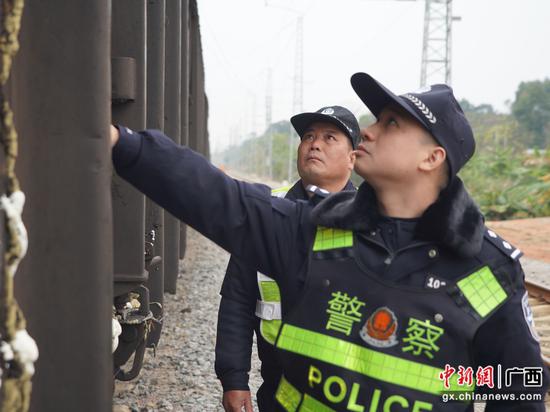 元宵节,民警陆贵安带领辅警检查列车车厢 王昌昱摄 元宵节,民警陆贵安带领辅警检查列车车厢 王昌昱摄