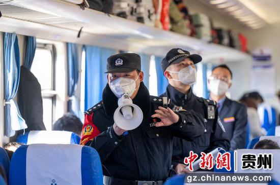 每走到一截车厢，潘广杰总会大声提醒旅客旅途安全注意事项。