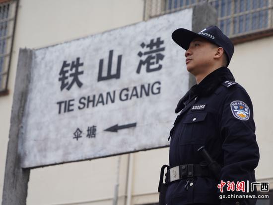 铁山港警务区民警陆贵安 王昌昱摄 铁山港警务区民警陆贵安 王昌昱摄