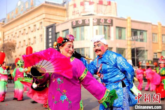 新疆昌吉市北京南六街道社火队的“丑角”表演。　梁宏涛 摄