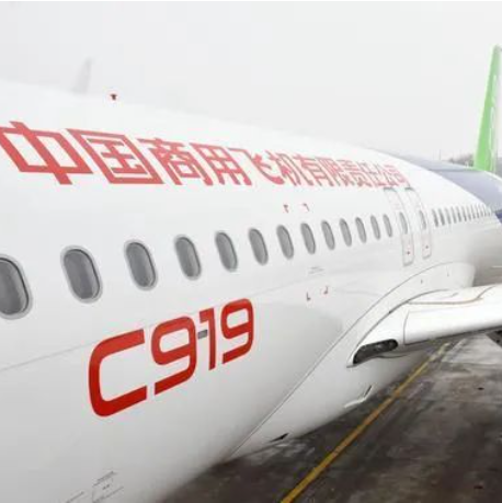 国产大飞机C919首次亮相乌鲁木齐国际机场