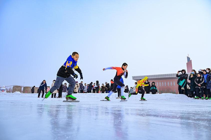 新疆呼圖壁中小學速度滑冰比賽激情開賽