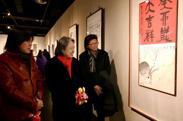贾广健、李旭飞、李云涛在展览现场观看作品 天津美术学院供图