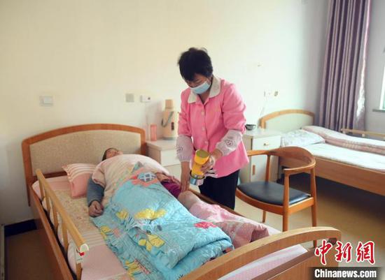 该养老院护理部长周吉芬为王云做艾灸理疗。　李芸 摄