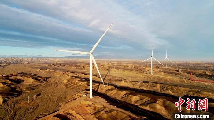 新疆哈密南部風區荒漠地帶已建成的風力發電基地?！」右恪z