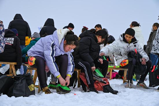 2月6日 參加新疆昌吉回族自治州呼圖壁縣中小學速度滑冰比賽的選手在賽道上馳騁。（陶維明 攝）
