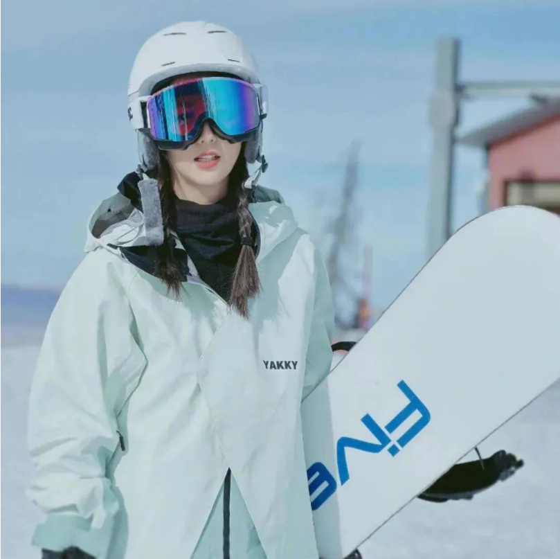 抓住新年的尾巴！演員佟麗婭邀你來新疆滑雪