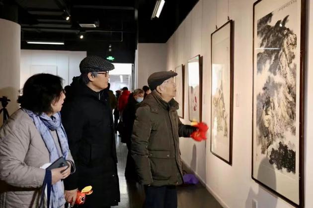 焦俊华、陈福春、焦小红在展览现场观看作品 天津美术学院供图
