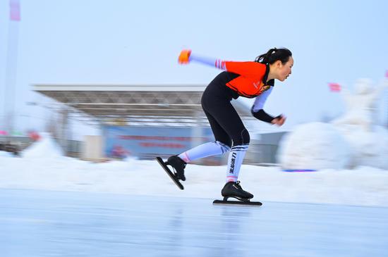 2月6日 參加新疆昌吉回族自治州呼圖壁縣中小學速度滑冰比賽的選手在賽道上馳騁。（陶維明 攝）