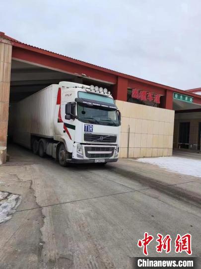 2023年1月30日，喀什首票TIR出口货物承运车辆从伊尔克什坦口岸刷卡出境，喀什外贸开新局。　陈朝 摄