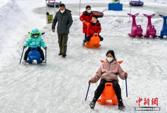 乌鲁木齐：冰雪欢乐谷吸引市民体验冰雪运动