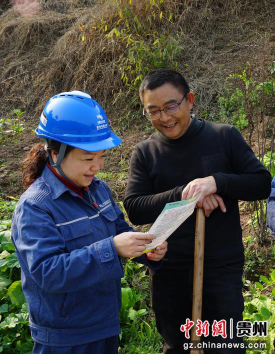南方电网贵州遵义赤水供电局工作人员在田间地头开展用电服务。王乾铃 摄
