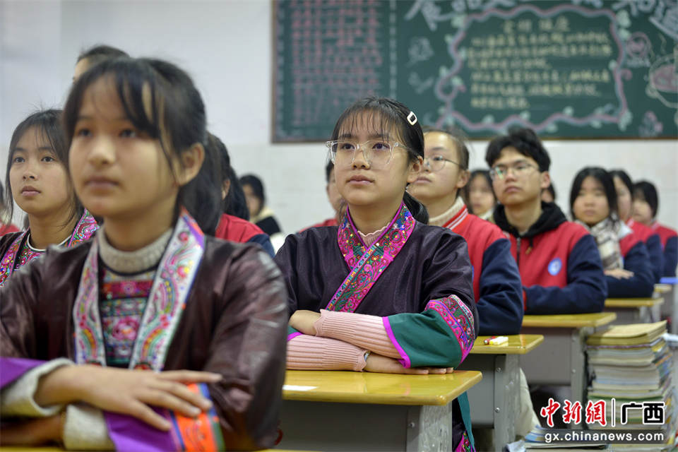 “开学第一课”民族团结宣传进广西侗乡校园