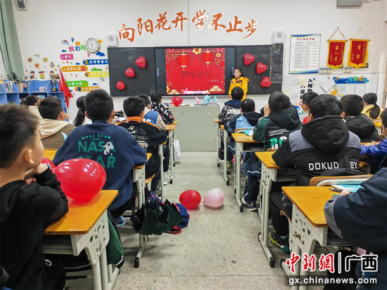 林峰路小学组织开展了“促进各族青少年交流”主题班队会活动，同学们交流不同民族过年的习俗。
