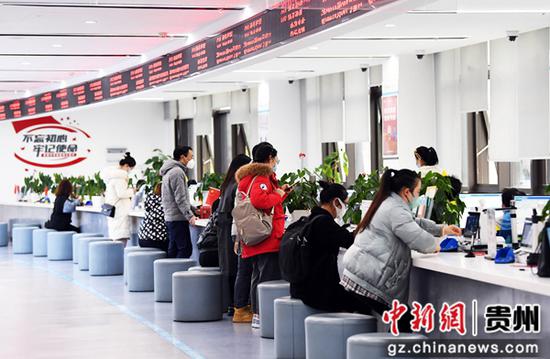 2月10日，企业人员在贵阳市南明区政务服务大厅法人综合窗口办理业务。