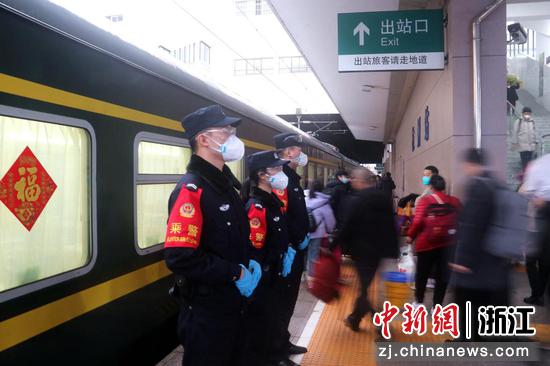 “00后”新警在杭州站站台执勤。 周鸿睿（通讯员） 摄