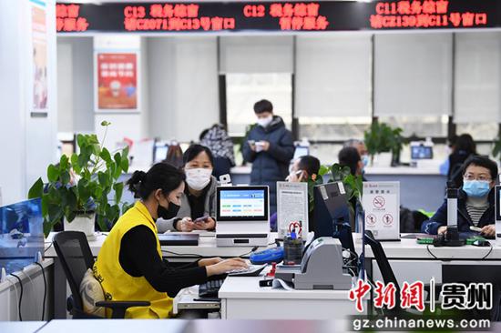2月10日，贵阳市南明区政务服务大厅法人服务区的工作人员在为企业人员办理业务。