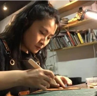 專稿 | 皮雕手藝人：在皮革上展現大美新疆