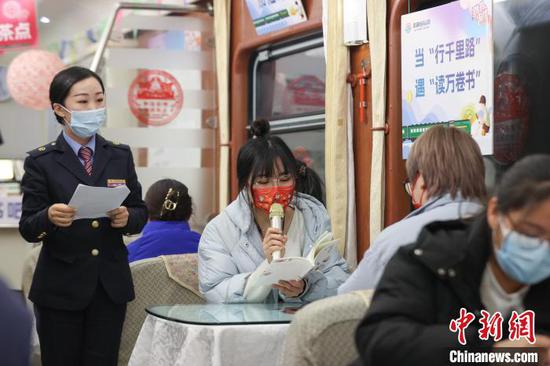学生旅客在Z150次列车“列车书吧”上参与“飞花令”环节。　瞿宏伦 摄