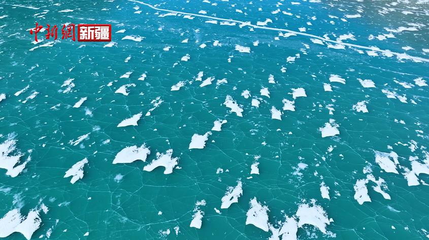 新疆昭苏：玉湖现绝美碎冰景观