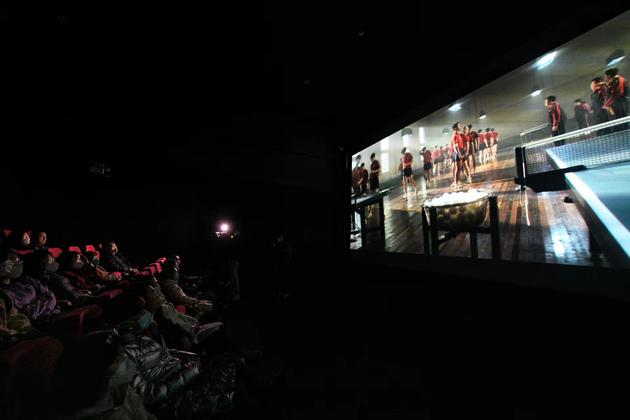 春节期间，天津观众在电影院观看《中国乒乓之绝地反击》。 中新社记者 佟郁 摄