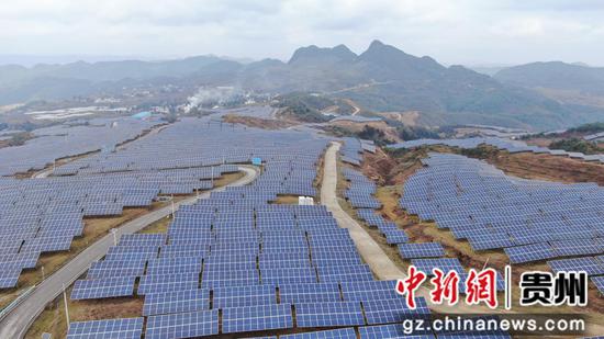 贵州省赫章县结构乡的光伏发电项目航拍图  汤斌 摄