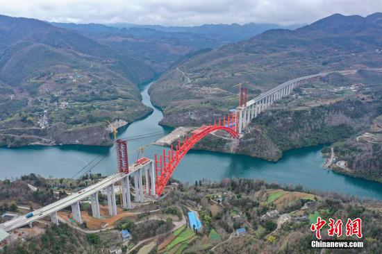 2月13日，航拍正在进行桥面系施工的乌江特大桥。