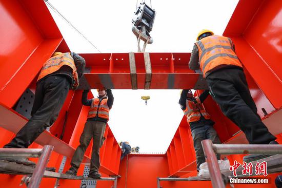 2月13日，工人在乌江特大桥引桥组装第七跨桥面钢梁。
