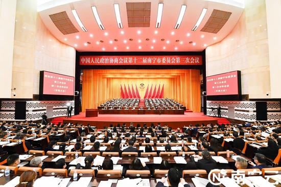 2月12日，中国人民政治协商会议第十二届南宁市委员会第三次会议在南宁人民会堂开幕。图为会议现场。记者 黄红锦 摄