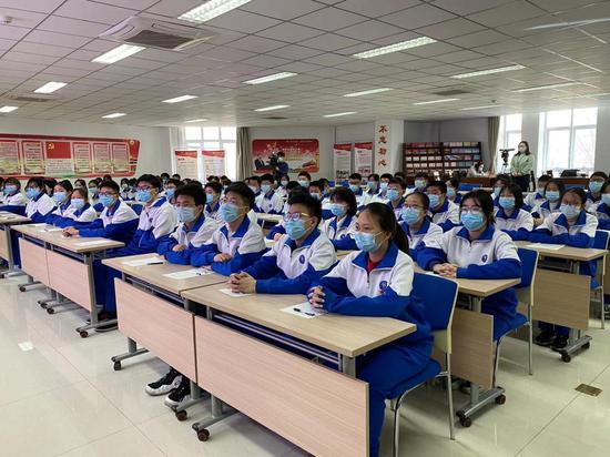 天津市海河中学的学生们认真聆听演讲。天津市河西区退役军人局供图