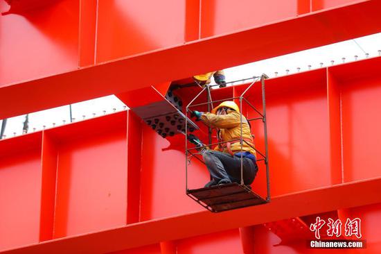2月13日，工人正在进行乌江特大桥桥面系施工。