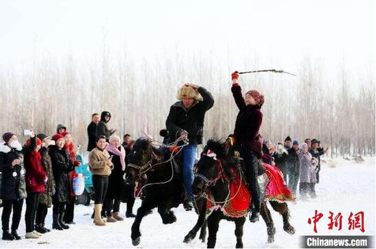 2月12日，新疆昌吉市农牧民在雪地里开展“姑娘追”民俗活动。　梁宏涛 摄