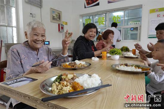 图为长者饭堂为社区老年人提供就餐方便。广西民政厅供图